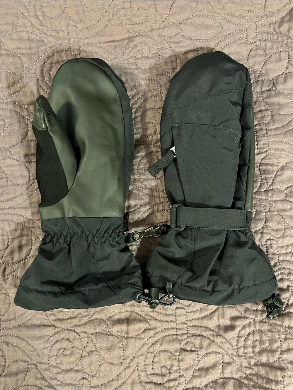 Lands’ End black Mittens. Youth large